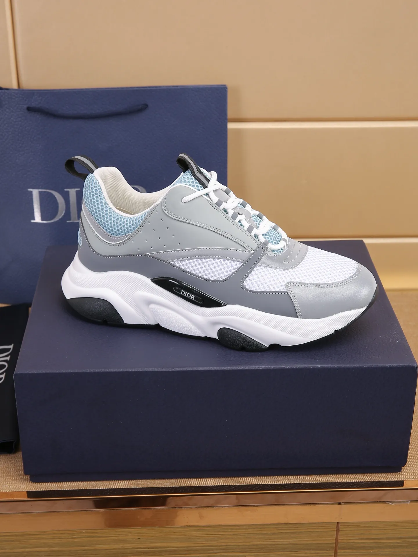 Factory price: 460💰Dior’s top version of D’s b22 men’s sports shoes. Inspired by retro running styles, the chunky low-top silhouette features gray calf leather and blue and white mesh fabric uppers, atop a black, white and blue engraved rubber sole. Nylon ribbon accents the blue mesh tongue and heel counter, and a "dio~" logo appears on the side. Pair it with a suit for a striking contrast and add a sportswear-chic edge to your look. The thick sole can be about 4cm~ Size: 38-45, [46, 47 customized]